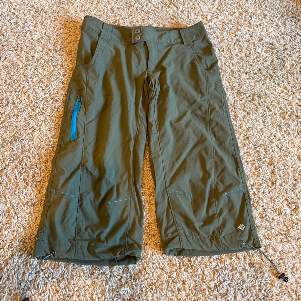 Columbia Olive Outdoor Capri Pants with Blue Accents